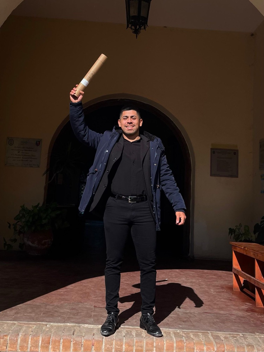 Adrián Moya, creador del Método Gym Swimmer, levantando su diploma