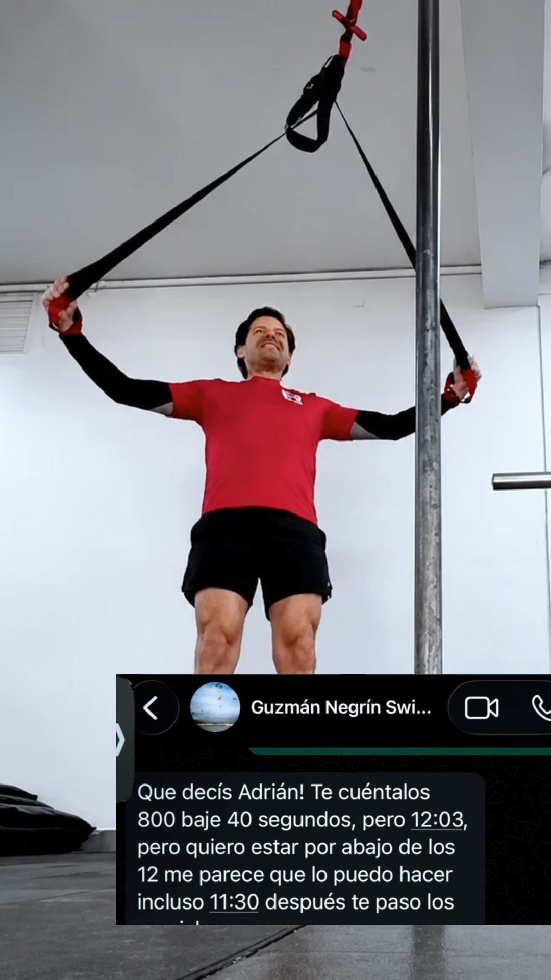 Guzmán entrenando fuerza con bandas en el gimnasio